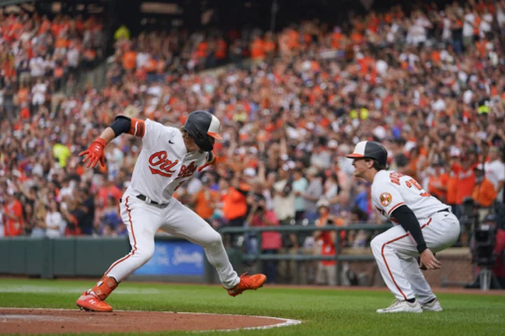 Henderson and Santander homer to lead the 1st-place Orioles past the skidding Mets 7-3